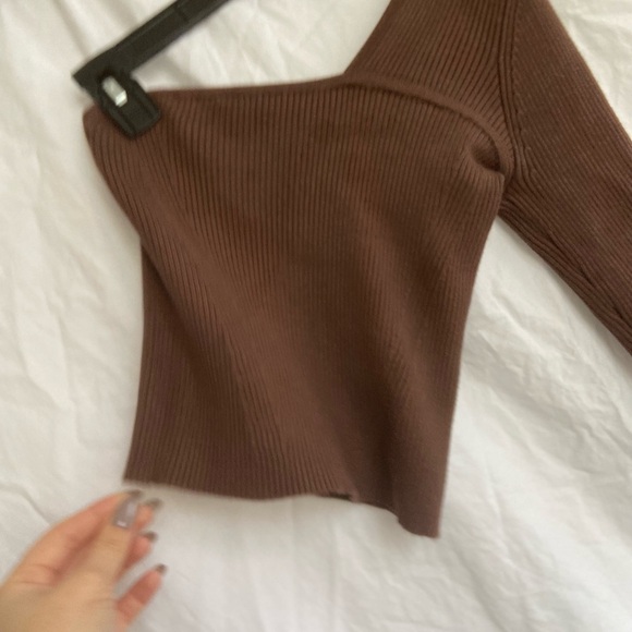 Abercrombie and Fitch One Shoulder Ribbed Knit
Long Sleeve Top Size Medium - Picture 4 of 7